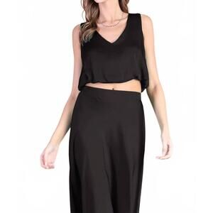 NEW KLD. SIGNATURE v-neck washed satin bubble hem top in black